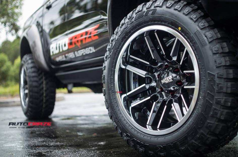 FORD RANGER MO202 GLOSS BLACK MACHINED CENTRE W CHROME LIP